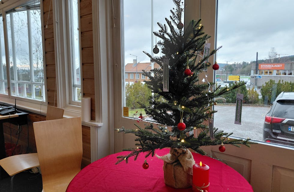 STARTEN PÅ JULA I MINIFORMAT: Et lite tre, litt lys – og akkurat nok stemning til å komme oss gjennom uka.