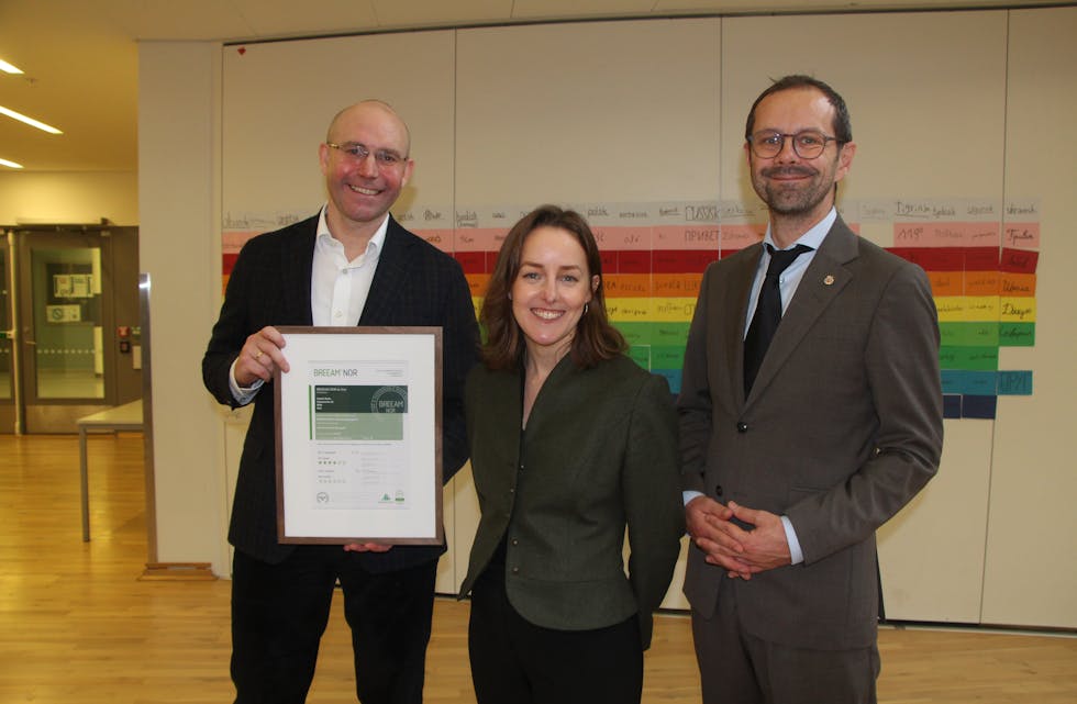 VEITVET SKOLE: Sertifiseringen ble feiret på Veitvet skole. Her med Lars Haram (f.v), Mie Fuglseth og Hallstein Bjercke.