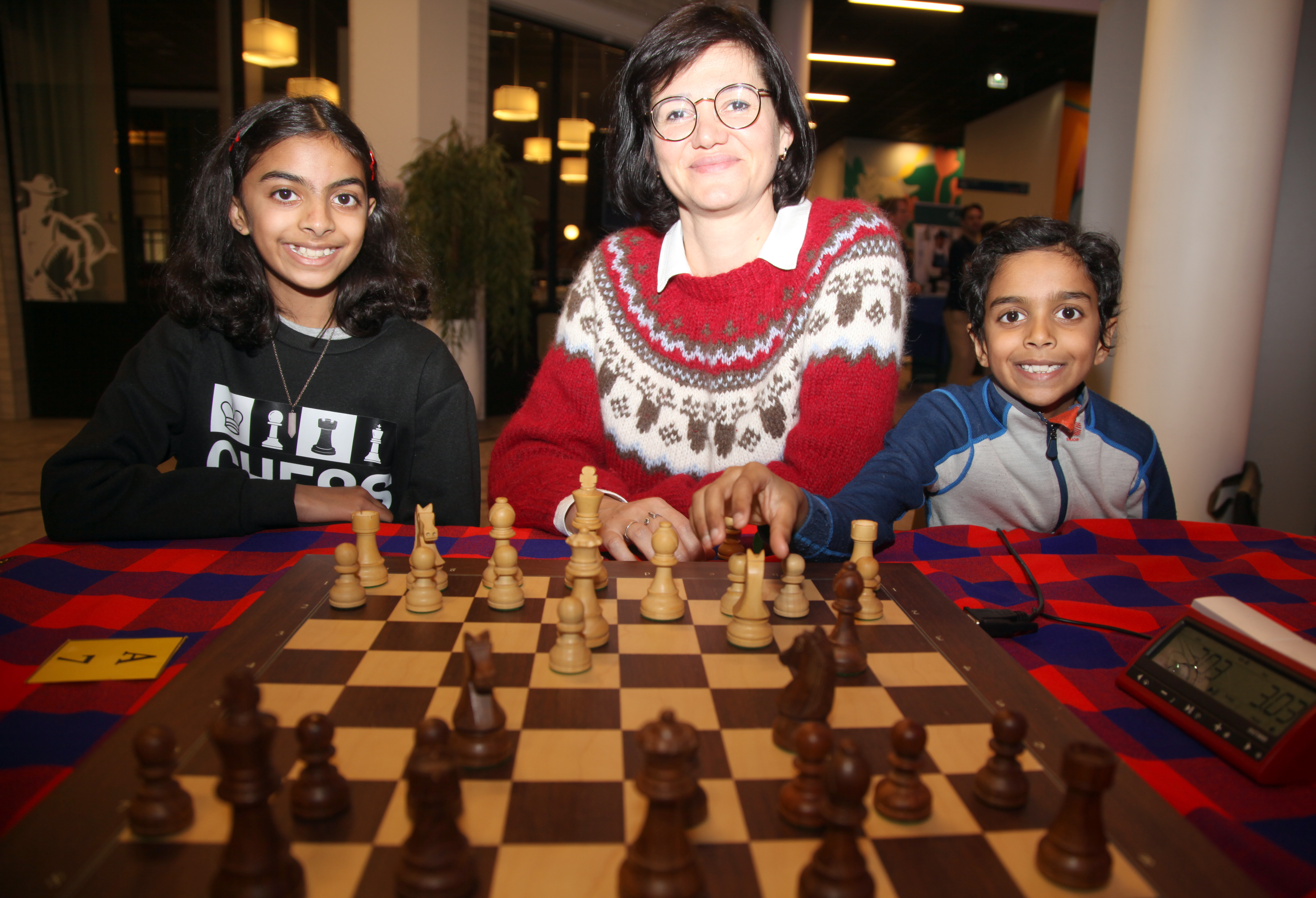 TALENTFULLE ELEVER: Olga Dolzhykova har store forventninger til søskenparet Nishel (11) og Vihan (8) fra Rødtvet. Hun er sikker på at de har en stor fremtid innen sjakkens verden.