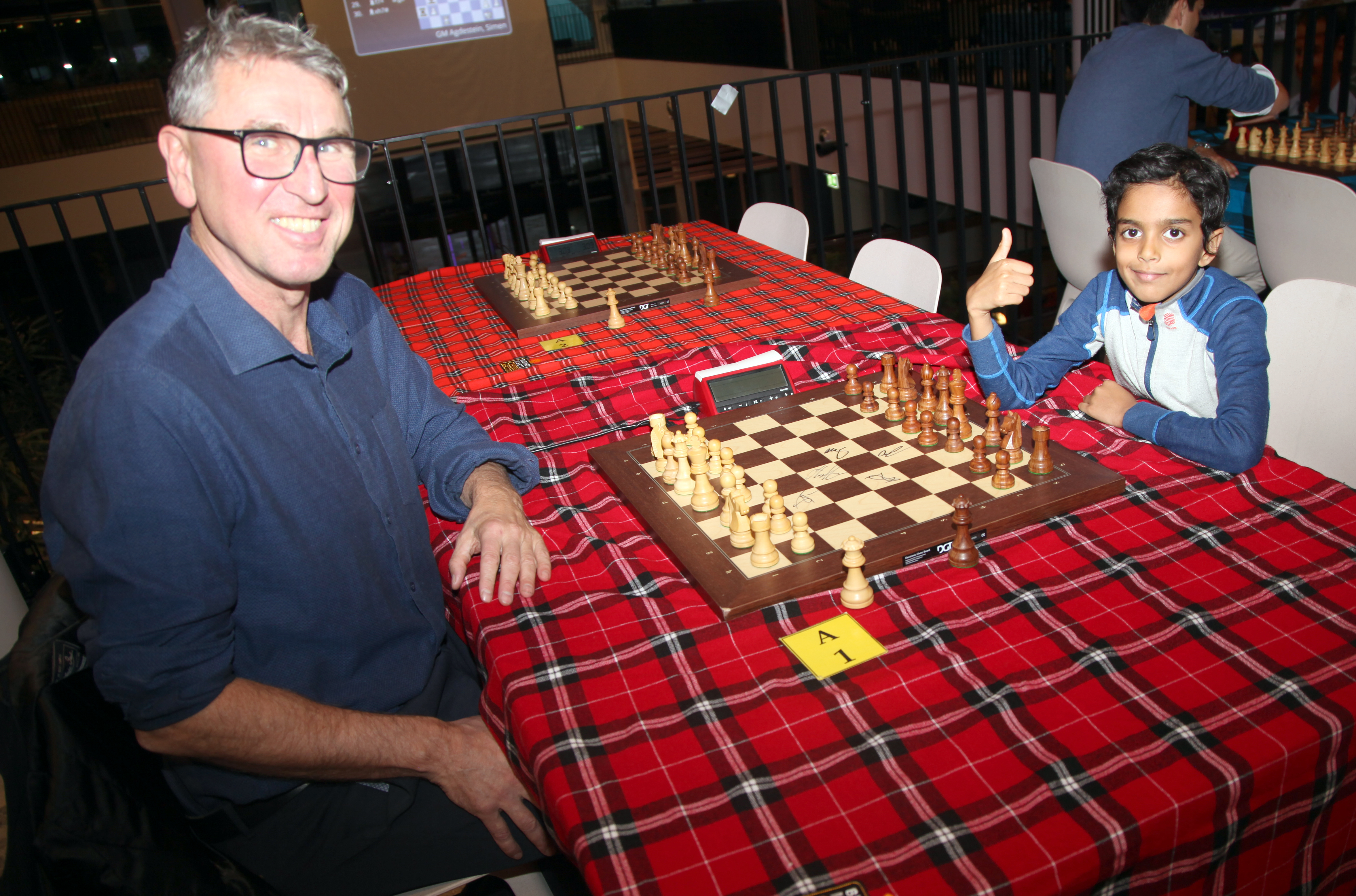 SLO MESTEREN: I en liten oppvarmingskamp før selve sjakkturneringen på Økern Portal, vant Vihan (8) fra Rødtvet over Simen Agdestein, en av Norges beste sjakkspillere gjennom tidene. 