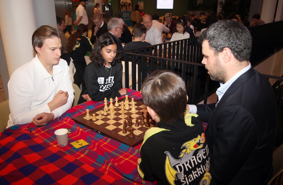 STOR KONSENTRASJON: Stian og Nishel med målrettet blikk på sjakkbrikkene.