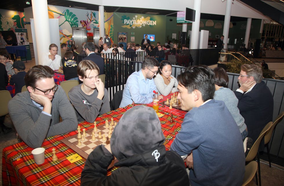 TENKENDE SJAKKSPILLERE: Parsjakk betyr at to på et lag spiller annet hvert trekk uten at de kan kommunisere med hverandre.