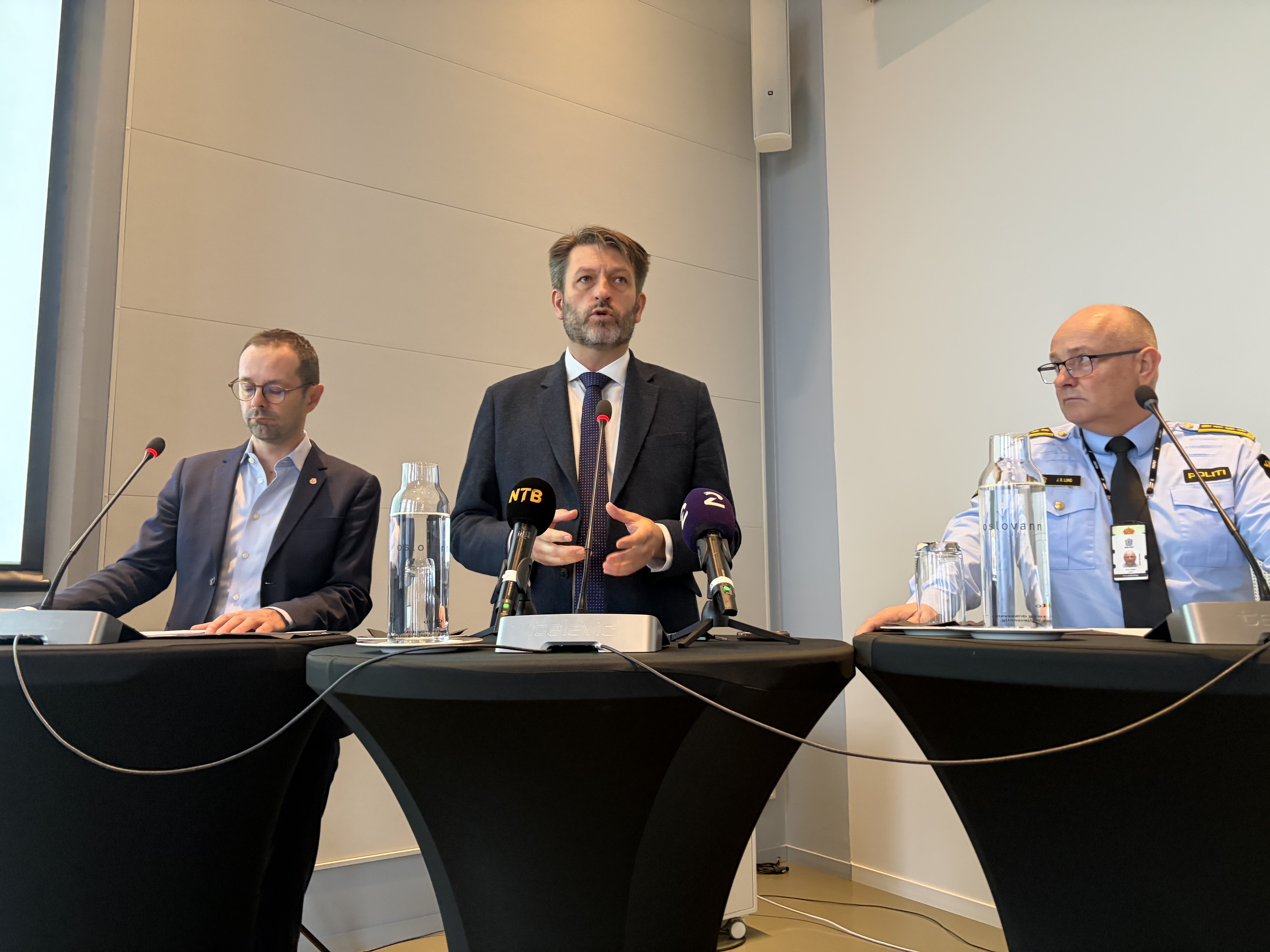 TRAPPER OPP: Byrådsleder Eirik Lae Solberg, finansbyråd Hallstein Bjercke og leder for enhet øst John Roger Lund presenterte torsdag «hovedstadsløftet» – en ny plan for å bekjempe ungdomskriminalitet i Oslo.