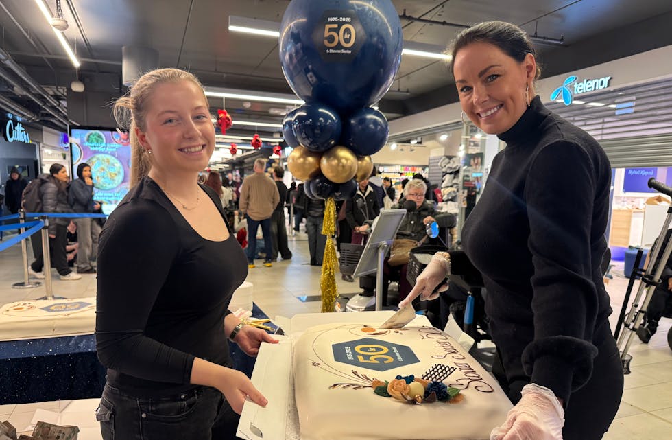 VELSMAKENDE FEIRING: Stovner senter inviterte til fest og kake til 500 gjester onsdag ettermiddag. En var ekstra heldig og slo kloa i en diamantring. Her med Celina Skogheim og Anine von Krogh.