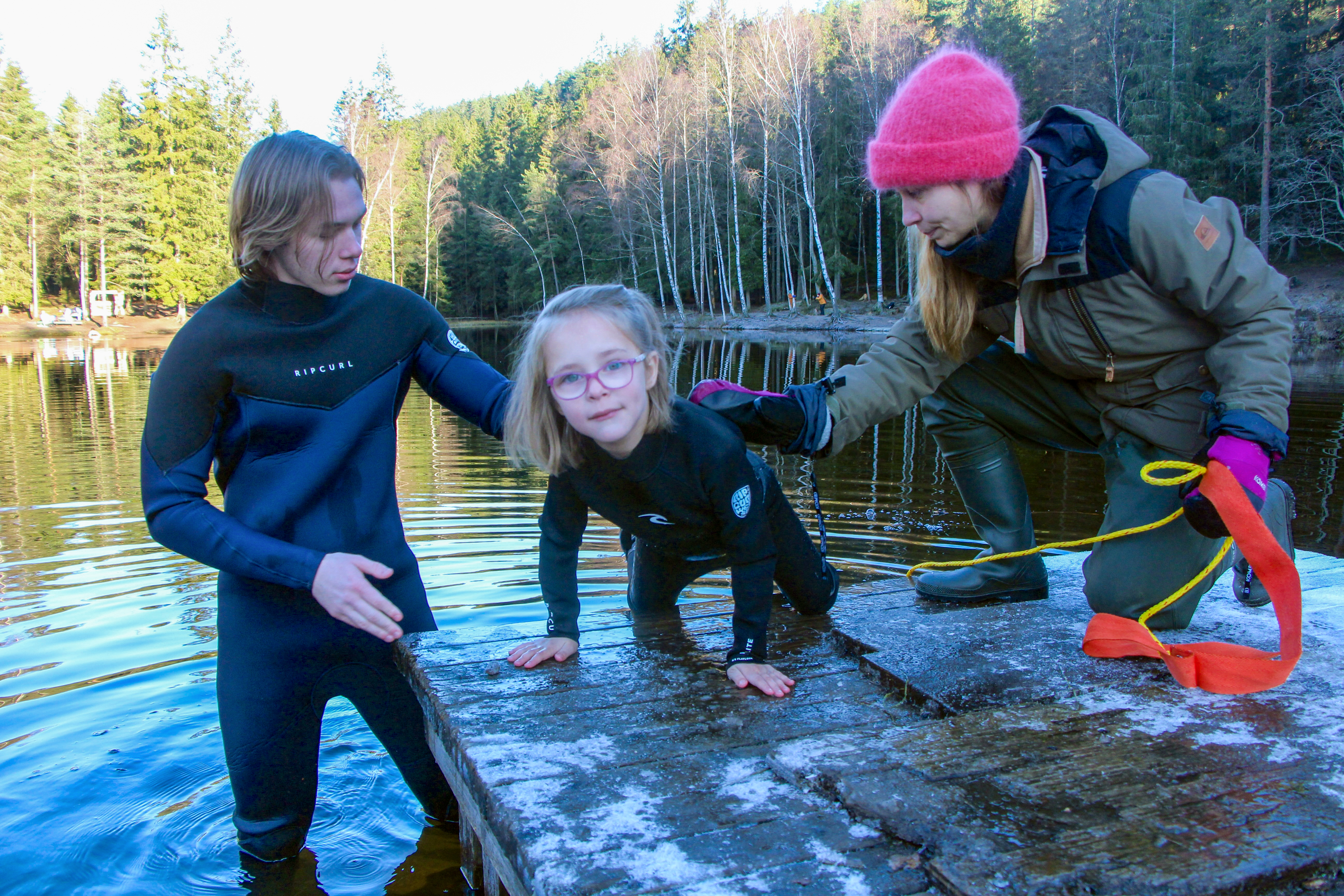 BRRRR: Elsa kaster seg uti det iskalde vannet i Isdammen. Undervisning i basseng kan ikke erstatte ekte erfaring ute i naturen. Her med instruktør Trym Lieungh og Marta Skandsen.