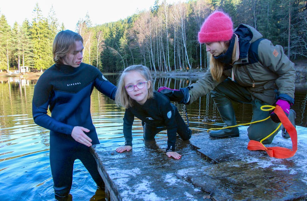 BRRRR: Elsa kaster seg uti det iskalde vannet i Isdammen. Undervisning i basseng kan ikke erstatte ekte erfaring ute i naturen. Her med instruktør Trym Lieungh og Marta Skandsen.