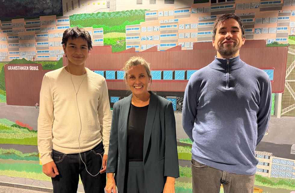 STOLTE: Elevrådsleder Bilal Salih, rektor Heidi Augestad og kunstner Knut Hovig foran det nye veggmaleriet.