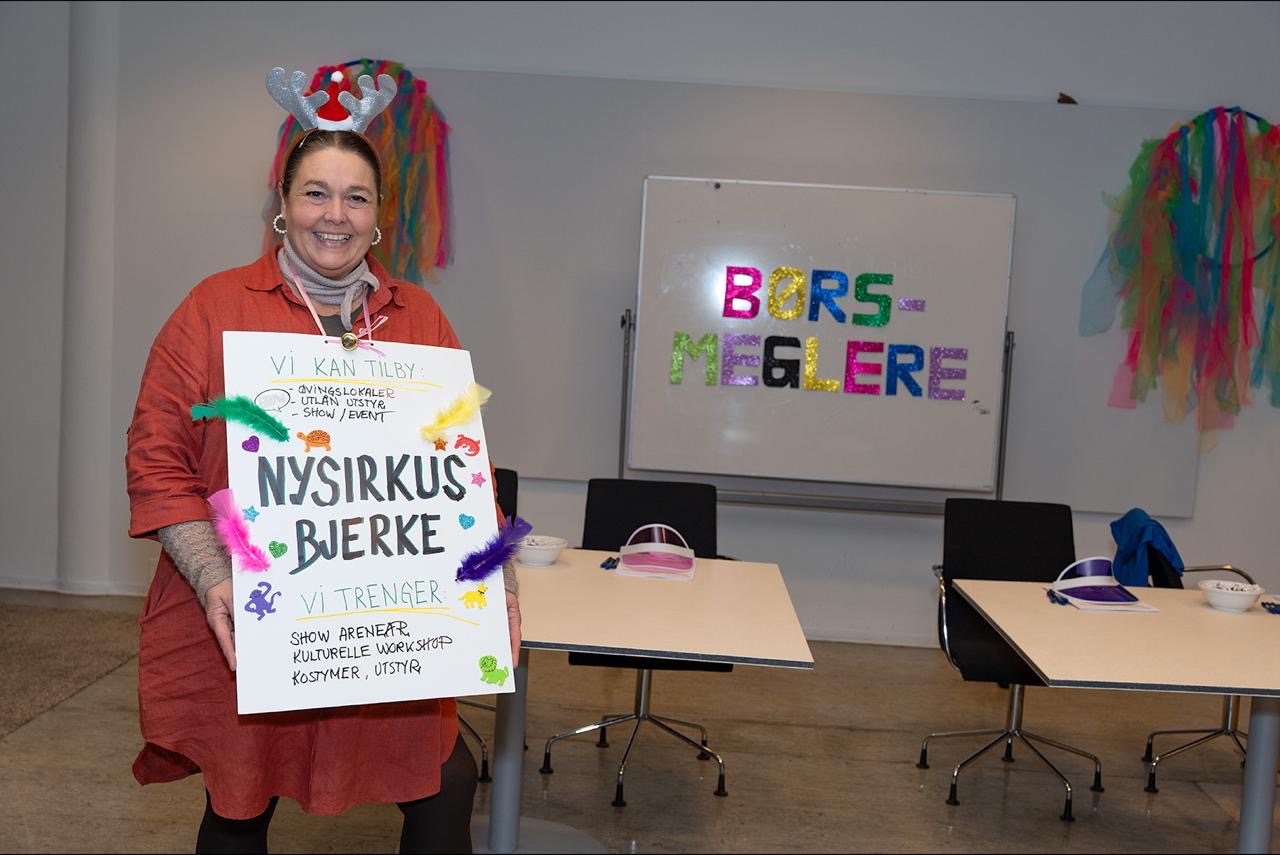 PÅ NIVÅ MED NEW YORK: Avdelingsleder for frivillighet, Trude Mette Johansen, åpnet frivilligbørsen med et smil og mente at arrangementet kunne måle seg med det mest kjente i verden – helt sør på Manhattan i New York City.