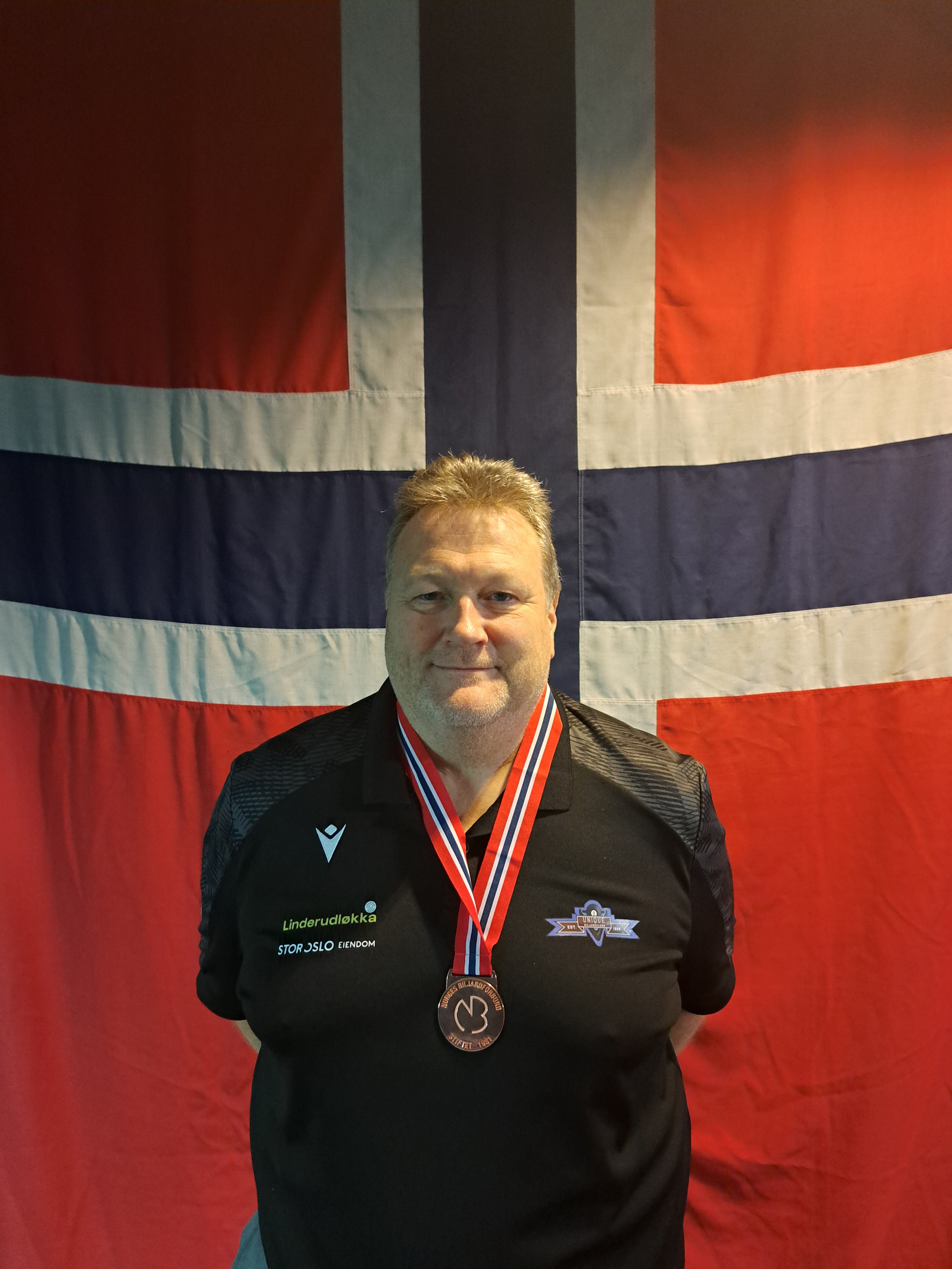 ETTERLENGTET MEDALJE: Arild Sørum (57) kunne endelig juble for NM-bronse i 9-ball etter flere skadeplagede år.