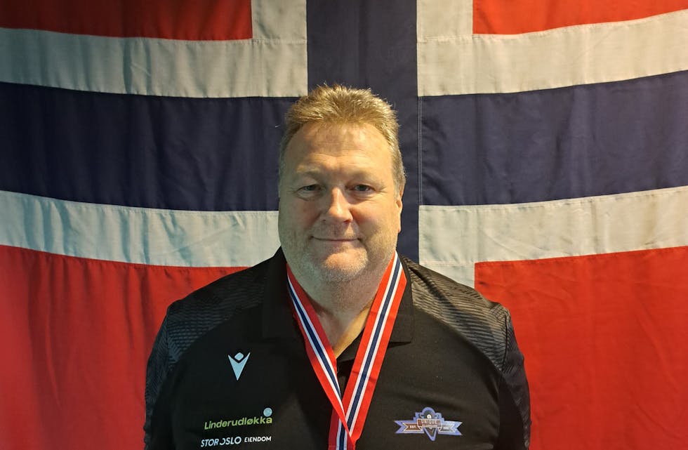ETTERLENGTET MEDALJE: Arild Sørum (57) kunne endelig juble for NM-bronse i 9-ball etter flere skadeplagede år.