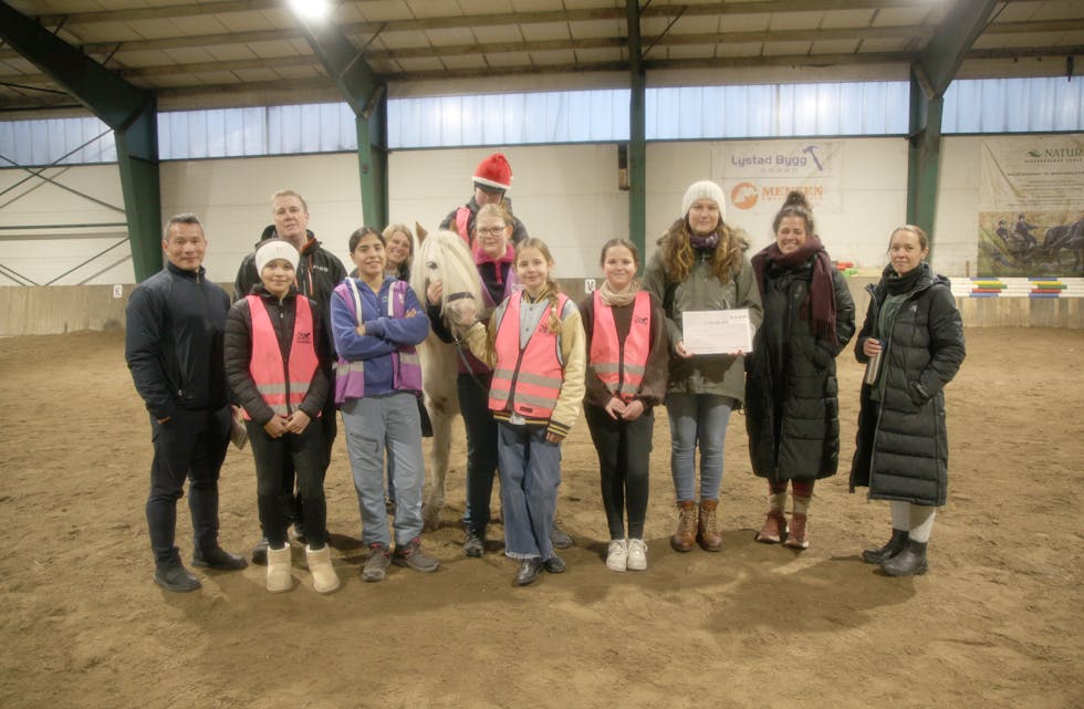 BLID GJENG: Lagerarbeider hos ASKO OSLO, Petra Winberg, var den som overrakte 20.000 kroner til Milli ved Alna Ridesenter. Stalljentene som var til stede for anledningen var Solanyi (20), Laura (11), Milla (11), Sandra (20), Victoria (12) og Mina (12) – samt tinker-ponnien Barry (10).