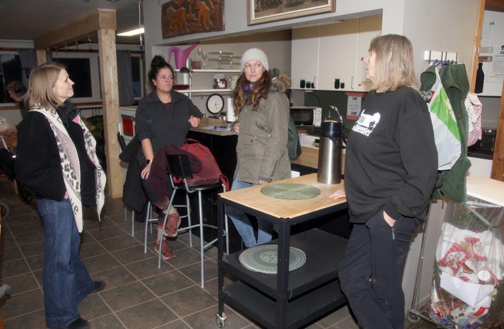 MATNYTTIG KAFEPRAT: Frivillig Mille (sittende) og Lene Kragh (t. h.) forteller hvor betydningsfull kafeteriaen ved Alna Ridesenter er for alle med tilhørighet til stedet – spesielt barn og ungdom.