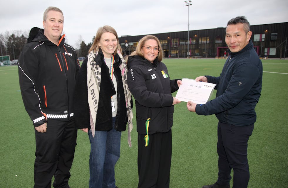 FØRSTE UTDELING: De første 20.000 kronene fra ASKO OSLO gikk til Veitvet SK og deres kafeteria i forbindelse med vinterens futsalturnering i Veitvethallen. Det er lagermedarbeider Luan Nguyen som overrekker sjekken til kioskansvarlig Ane Sjøblom Stensø, mens prosjektleder Christoffer Aaser og HR-leder Ida Elisabeth Rognlid smilende får med seg seansen.