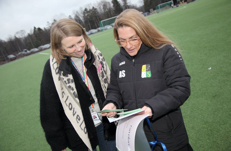 SNILL GIVER: HR-leder Ida Elisabeth Rognlid i ASKO OSLO, viser kioskansvarlig i Veitvet SK, Ane Sjøblom Stensø, at pengene har kommet i form av gavekort, etter klubbens eget ønske.