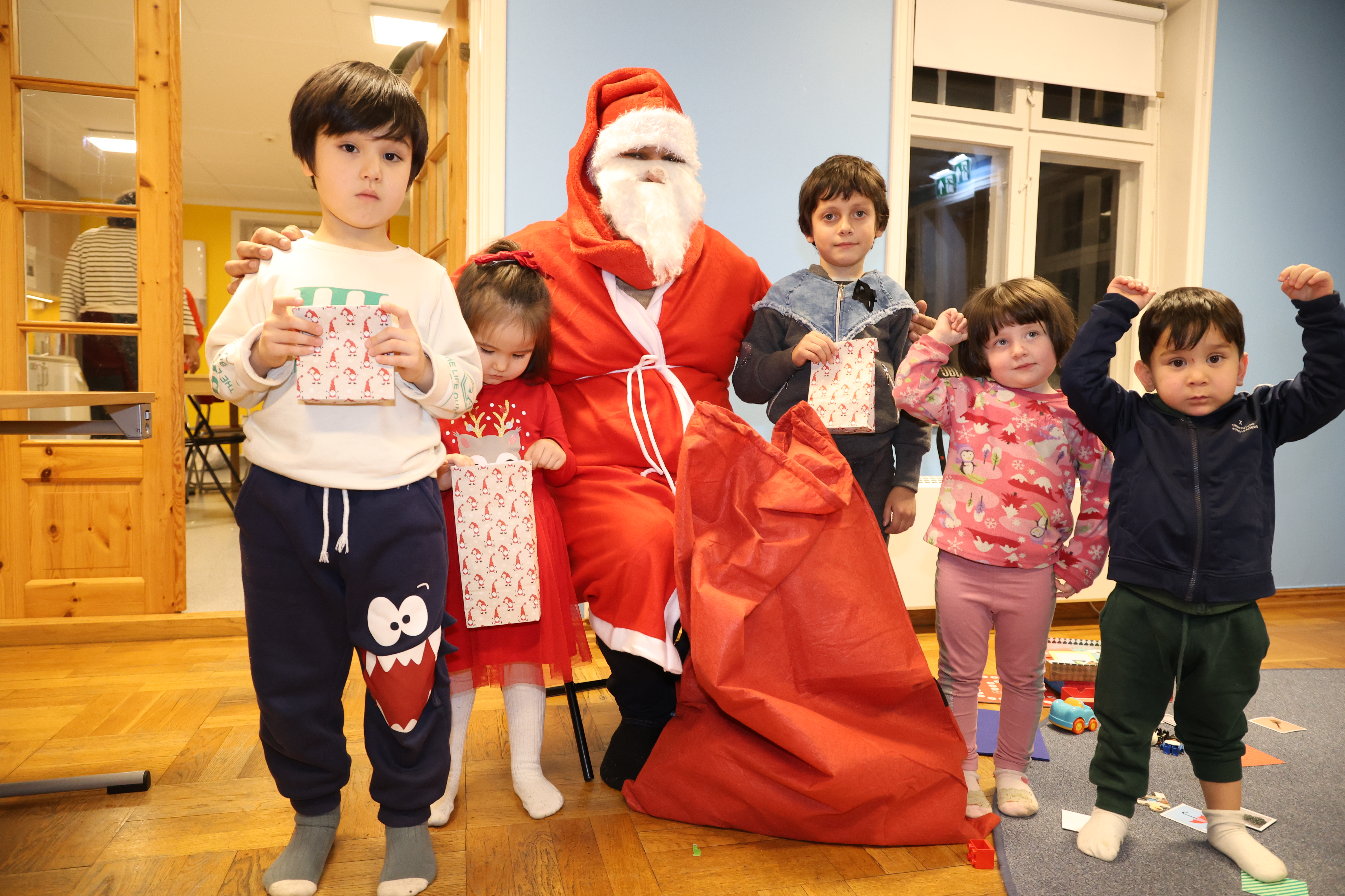 NISSEN KOM PÅ BESØK: Rashid Nawaz stilte igjen opp som nisse under Røde Kors’ årlige førjulsfest. Barna fikk både gaver, grøt og sang. (Foto: Tom Evensen). 
