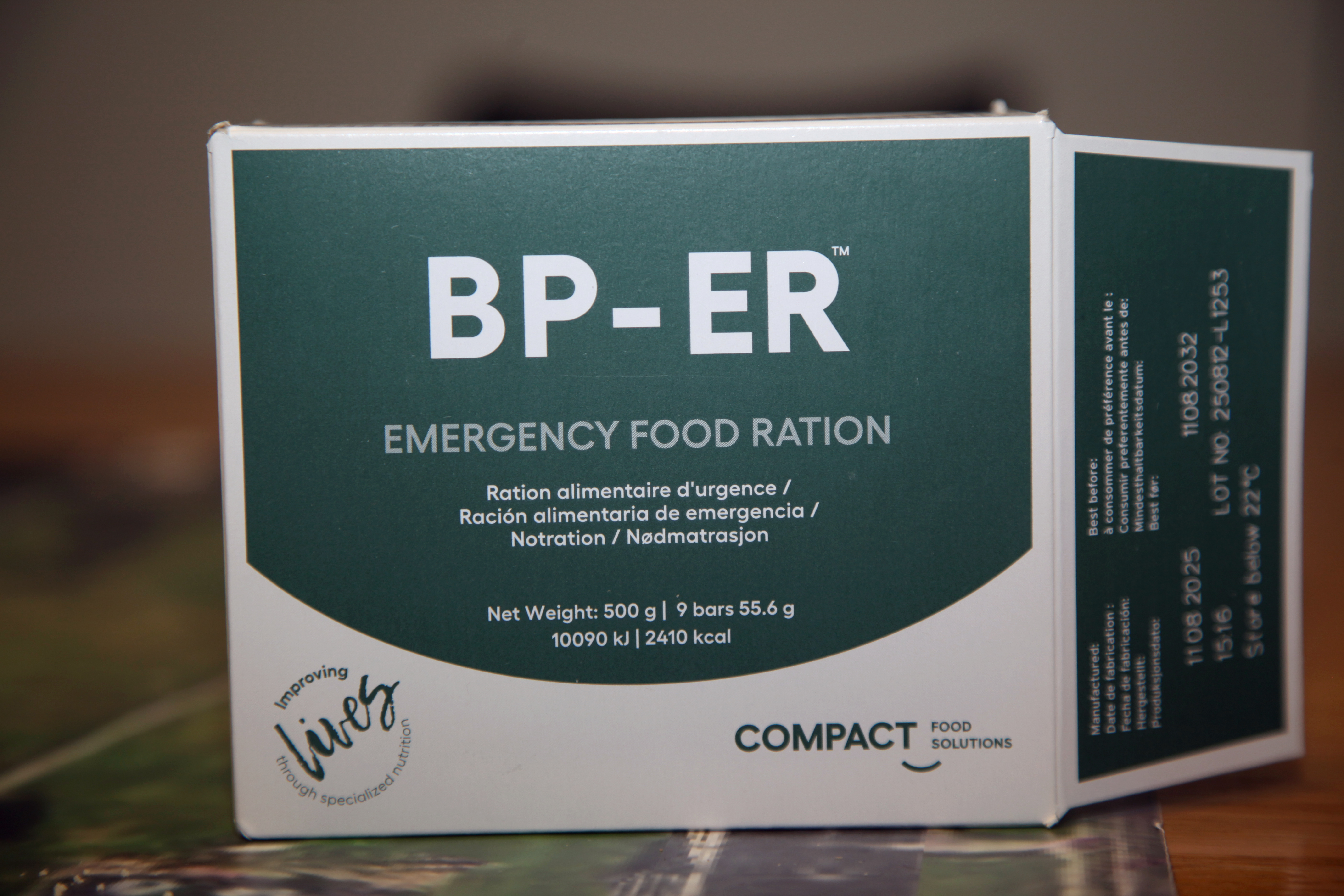 ENKEL MAT: Spiseklar nødrasjon:
Ingredienser: Hvetemel, vegetabilsk fett (palme), sukker, gjær. Kan inneholde spor av soya og melk. Spis langsomt og tygg godt. Kan også smuldres ut i kokende drikkevann for å lage en grøt egnet for barn under 6 måneder.