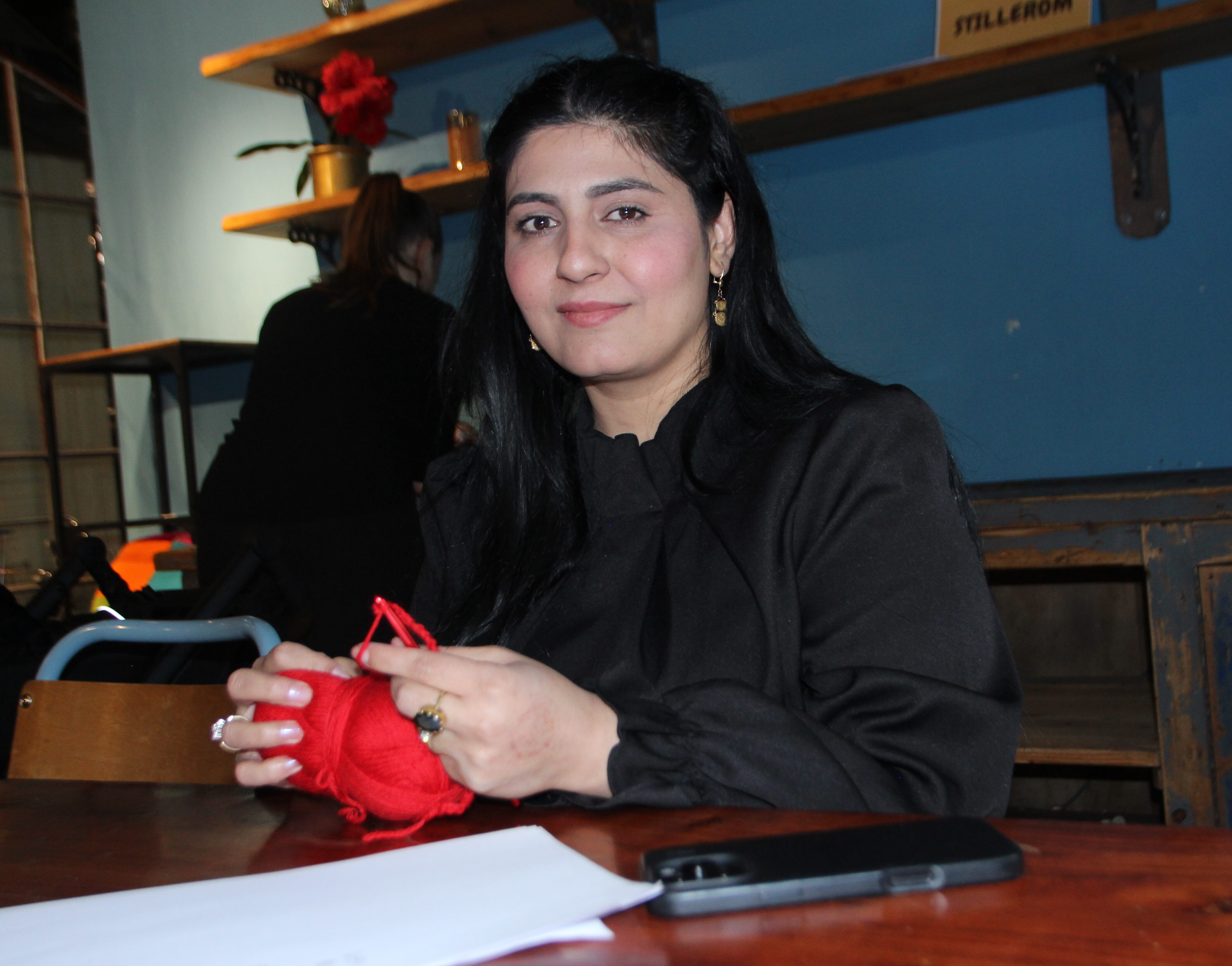 ET ROM FOR FELLESSKAP: Nasiba Habibi får mye ut av samtalene med resten av Bydelsmødrene – såpass mye at hun har lært seg å strikke.