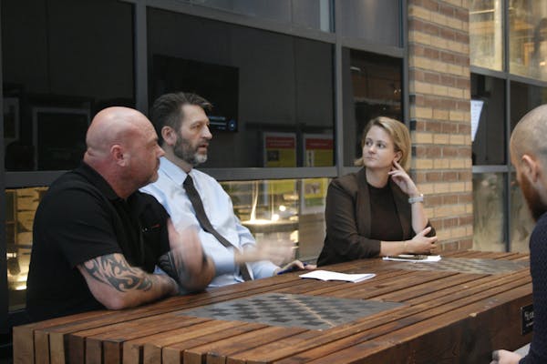 LÆRER MER: Byrådet er opptatt av å løse utfordringene med ungdomskriminalitet, og ser til Bydel Alna for inspirasjon. Raymon Johansen (f.v.) deler gjerne av sine erfaringer med byrådsleder Eirik Lae Solberg (H) og Julianne Ferskhaug (V).