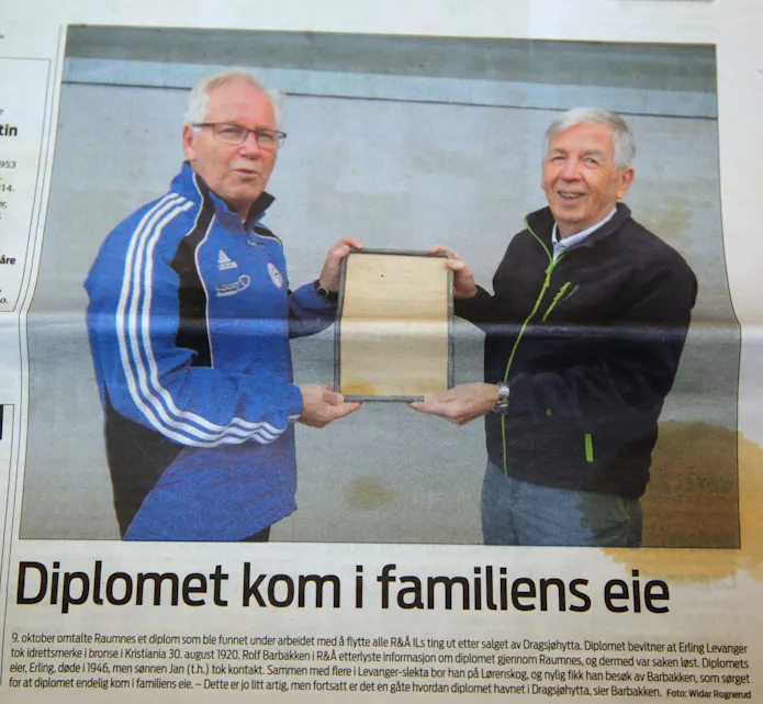 HØYTIDELIG OVERREKKELSE: Da Jan Levanger dro til Årnes og fikk overlevert farens diplom, ble også det presentert i lokalavisa Raumnes.