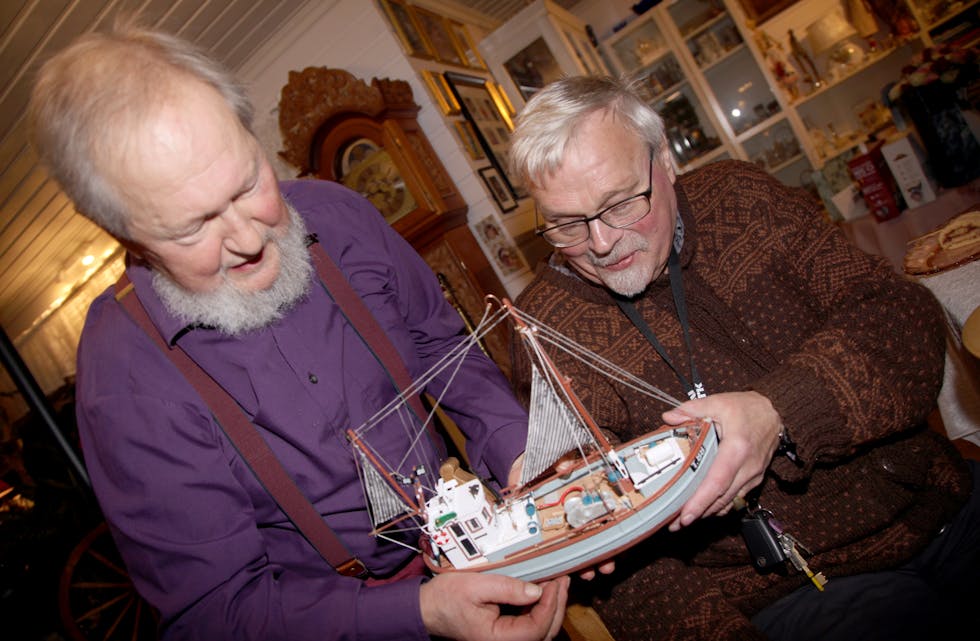 LEKNE GUTTER: Gunnar Stenerud viser frem modellbåten han allerede har bygget til Rolf E. Torbo. Nå skal en mye større modellbåt settes sammen.