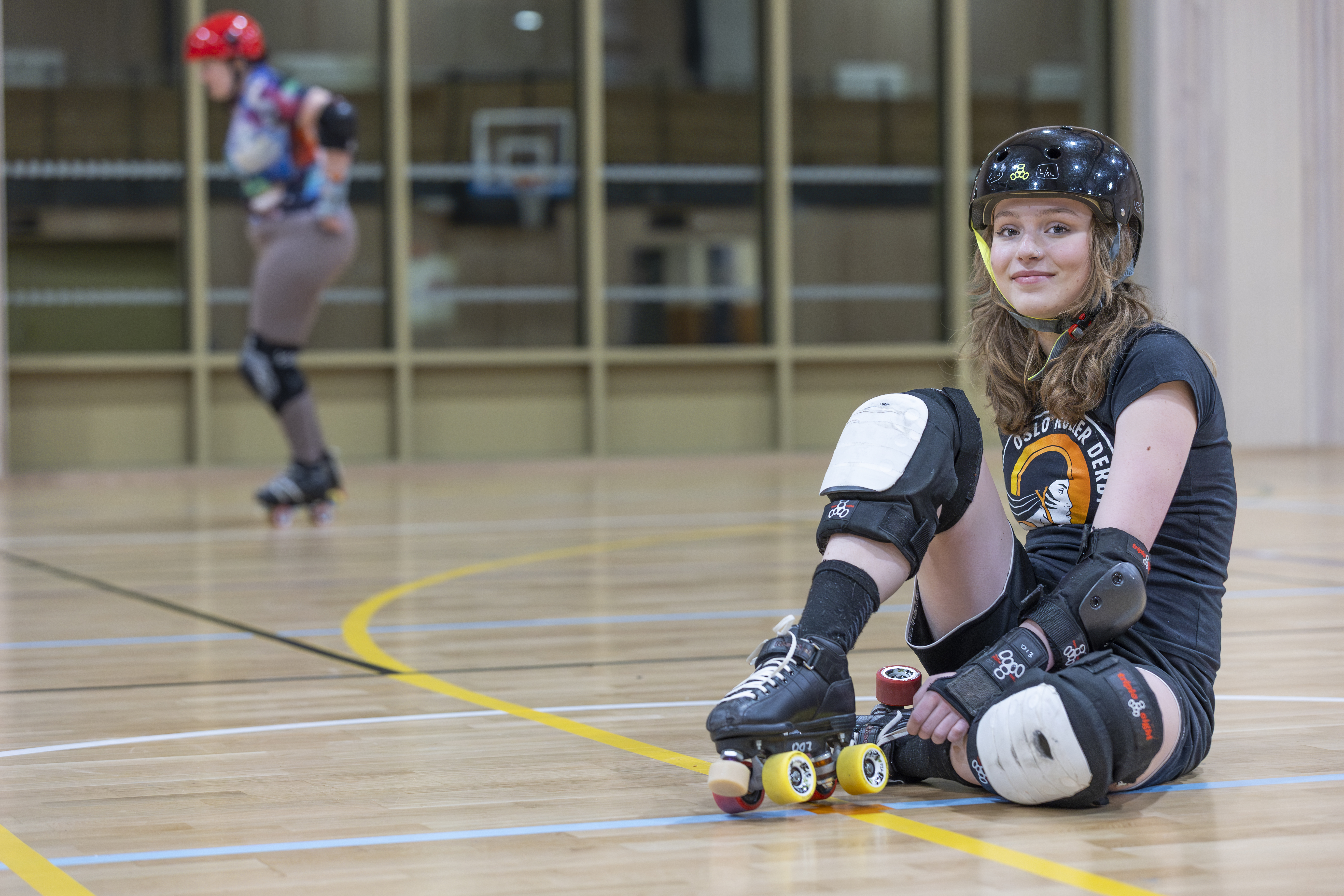 KLAR FOR KAMP: Med hjelm, beskyttelse og rulleskøyter er Hillevi godt rustet for å lære seg sporten – steg for steg. Foto: Eline Madsen.