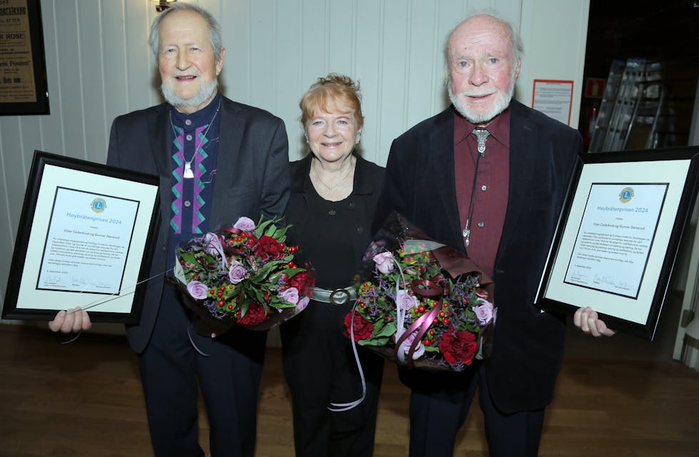 BLE HEDRET: Sammen med svoger Vidar Cederkvist (t h), fikk Gunnar Stenerud Høybråtenprisen i fjor for den frivilllige innsatsen i skolehagen på Høybråten. Frøydis Cederkvist Stenerud fikk for øvrig prisen en del år tidligere.