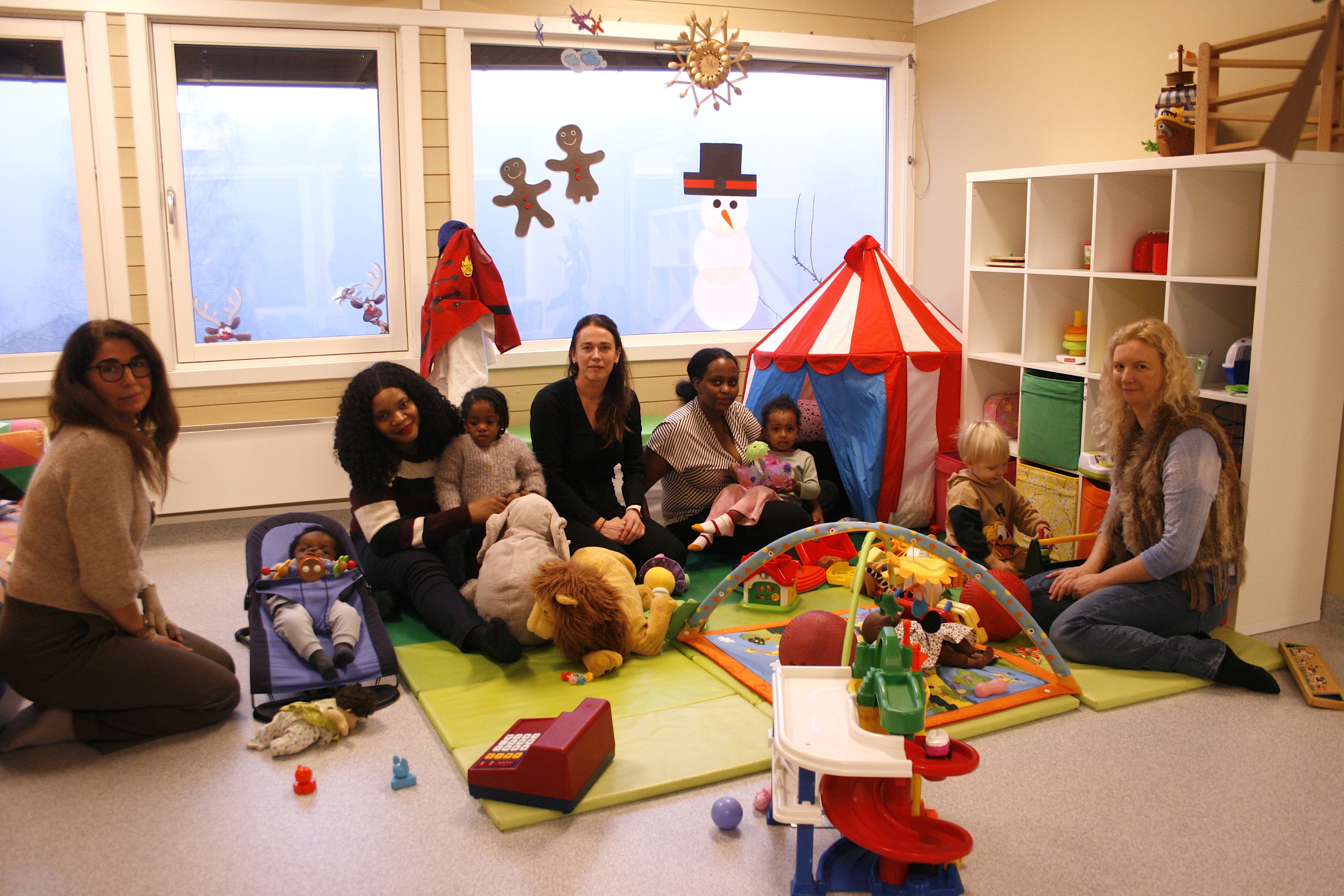 MØTEPLASS: Humlebakken barnehage er spesielt viktig for dem som ikke har like stort nettverk og som har behov for språktrening, forteller Zeynep Karagøz Bloch (t.v.) og Mariann Oppberget (nr. 3 f.v.).