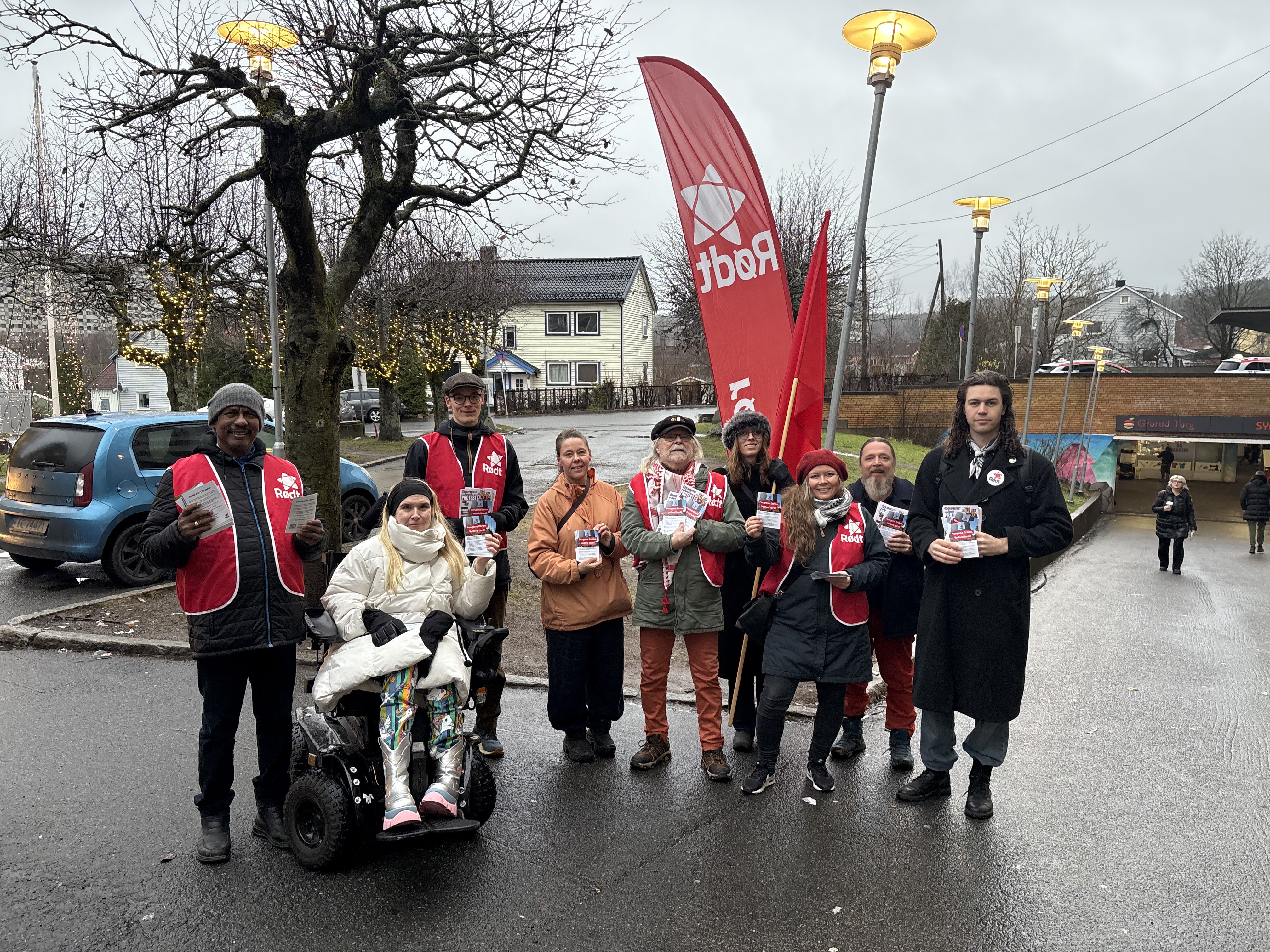 MANER OPP TIL PROTEST: Rødt Grorud stilte mannssterke ved Grorud t-banestasjon lørdag formiddag for å overbevise flest mulig om å bli med på protest torsdag.