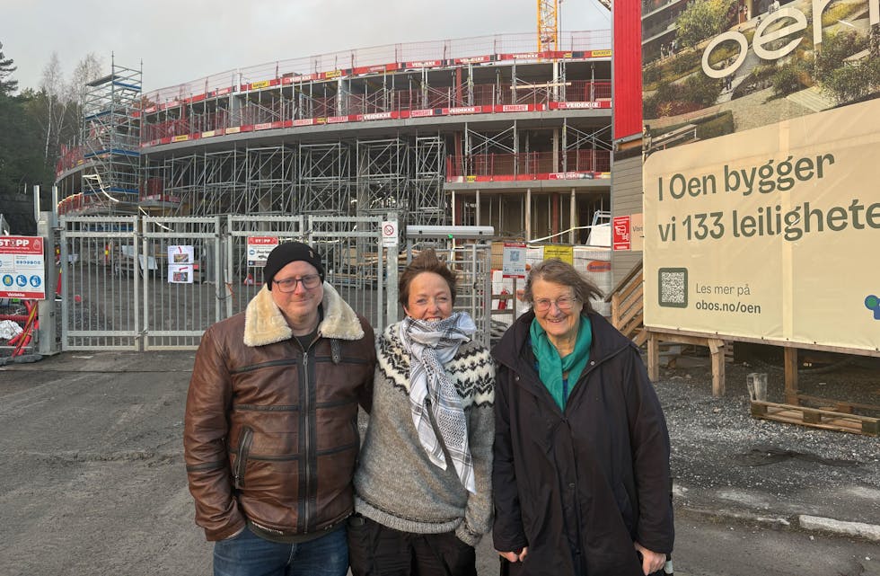 GLEDER SEG: Geir Vedeld f.v.), Ida Tolgensbakk og Elisabeth Backe-Hansen følger stadig med på utviklingen til byggeprosjektet, Oen. Det er jo tross alt her alle tre skal flytte inn i 2027.
