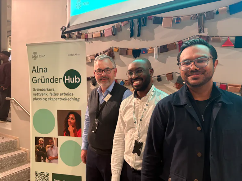 SUKSESS: Med bydelsdirektør Anders Berg (f.v.), prosjektansvarlig Bishar Ali og samarbeidspartner Pira Thru i 657 Oslo, har de på to år fått med seg over 60 gründere på prosjektet og hjulpet dem fram.