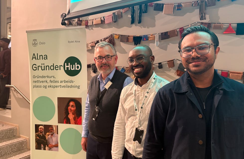 SUKSESS: Med bydelsdirektør Anders Berg (f.v.), prosjektansvarlig Bishar Ali og samarbeidspartner Pira Thru i 657 Oslo, har de på to år fått med seg over 60 gründere på prosjektet og hjulpet dem fram.