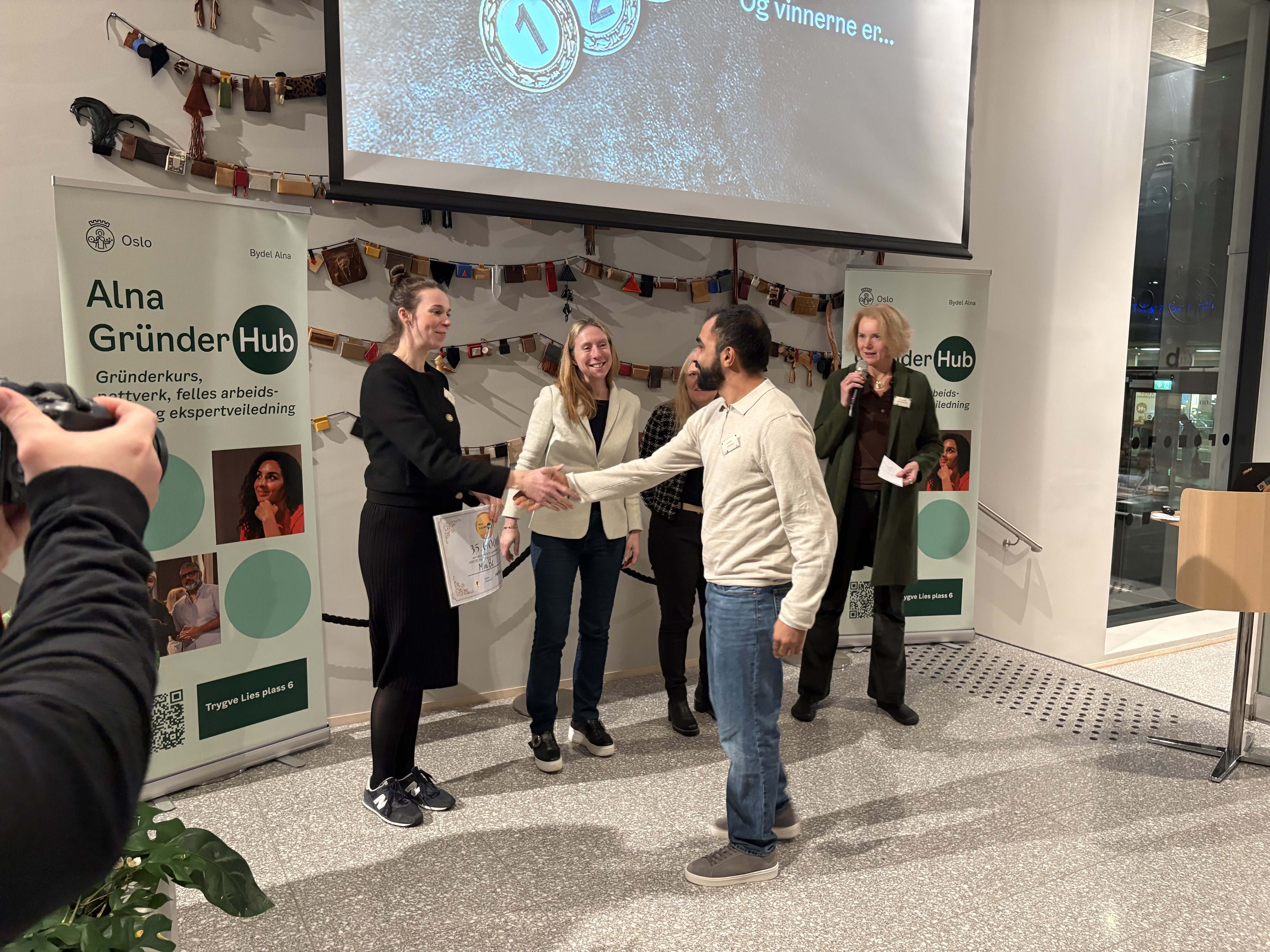 Hadi Alanezy blir gratulert av juryen, som kåret ham til beste pitcher med det mest lovende prosjektet.