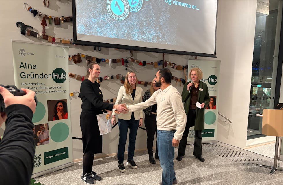 Hadi Alanezy blir gratulert av juryen, som kåret ham til beste pitcher med det mest lovende prosjektet.
