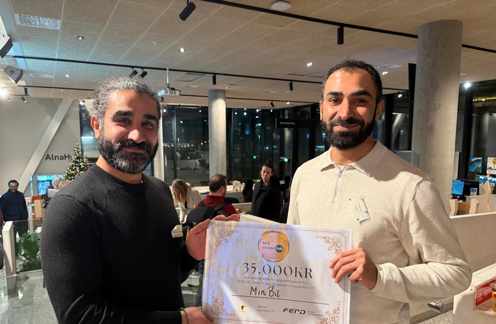 Gründerne Salam Alanezy (t.v.) og Hadi Alanezy presenterte MinBil og stakk av med seieren på Demodagen.