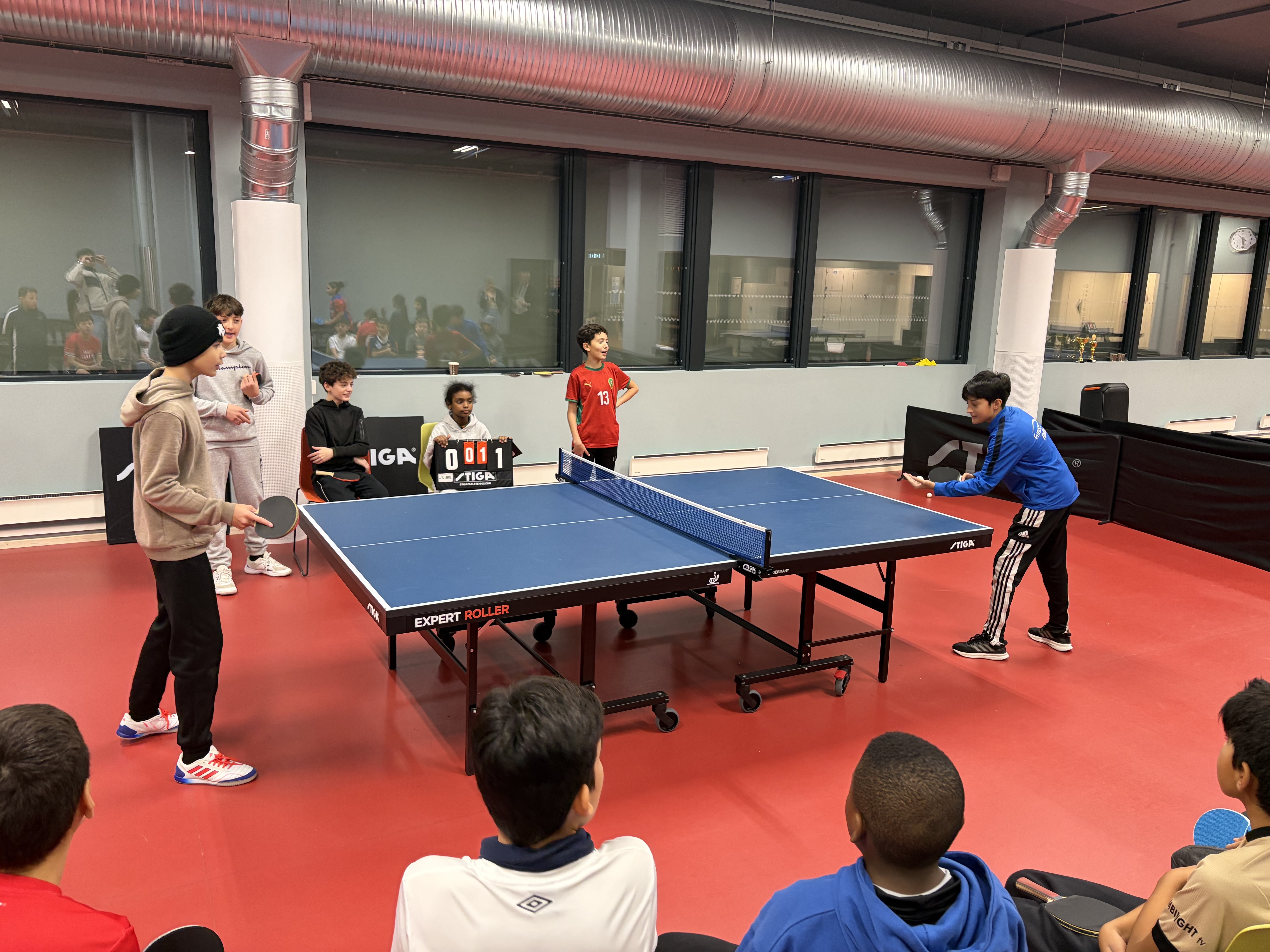 GUTTA I AVGJØRENDE DUELL: Høyt tempo og sterke dueller da guttefinalen ble spilt foran et entusiastisk publikum.