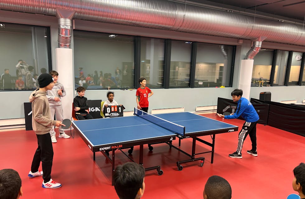 GUTTA I AVGJØRENDE DUELL: Høyt tempo og sterke dueller da guttefinalen ble spilt foran et entusiastisk publikum.