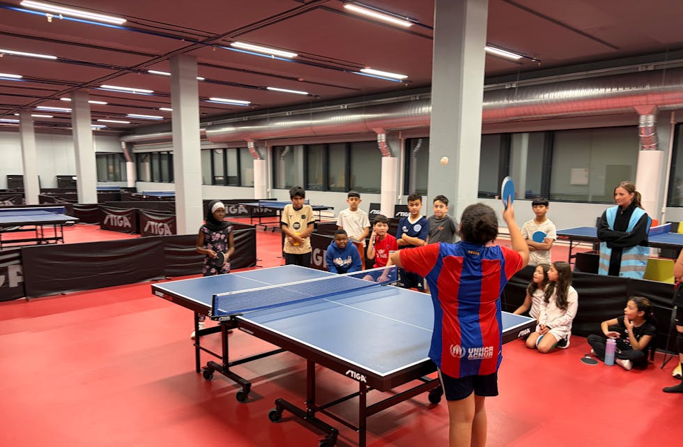 SPENNENDE JENTEFINALE: Finalen for jentene trakk et stort publikum, blant annet fordi den varte lenger enn guttenes. Her gjør finalistene seg klare til å kjempe om pokalen.