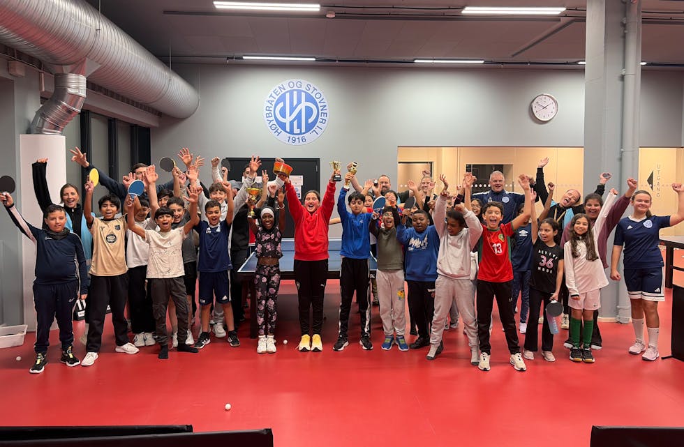 FULL JUBEL FOR BORDTENNIS: Elevene fra 5. - 7. trinn på Haugen skole samlet til felles gruppeselfie etter finalene. Bordtennisturneringen markerte avslutningen på høstens samarbeid mellom skolen og HSIL.