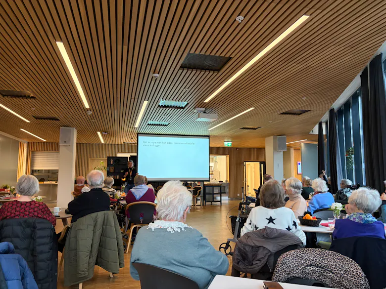 KURS PÅ ÅRVOLL: Det var godt oppmøte da seniorene fikk en introduksjon til digitale helsetjenester og hvordan man bruker Helsenorge.