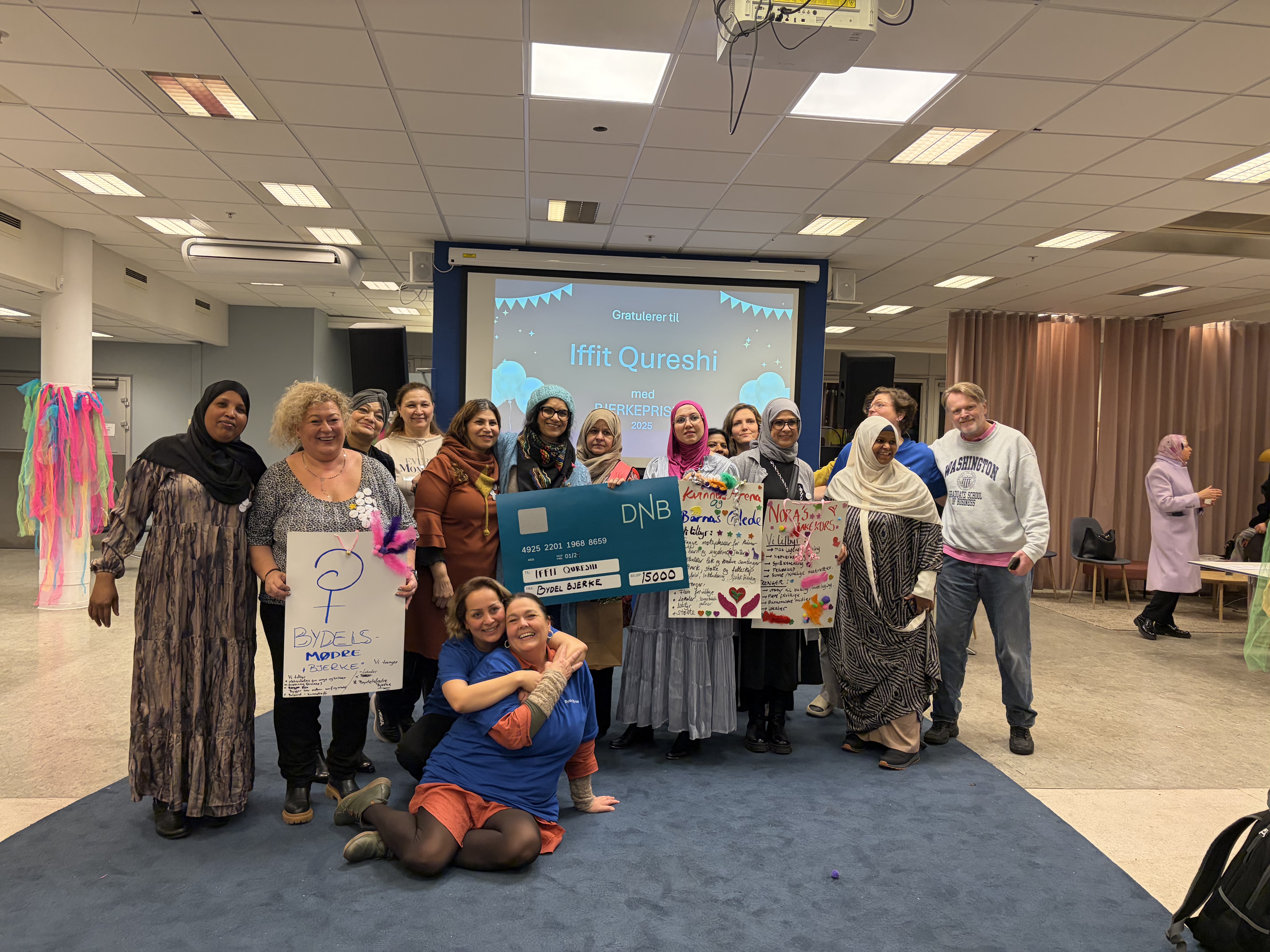 STOR STØTTE: Bydelsmødre, venner, støttespillere og ildsjeler samlet seg rundt prisvinneren Iffit Sætre Qureshi for å feire innsatsen hennes for fellesskapet på Linderud.