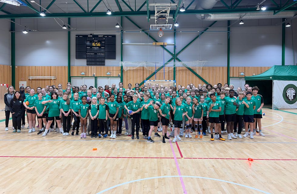 STERKT FELLESSKAP: Spillere fra åtte år og opp til senior samlet på parketten for felles juleavslutning i hallen på Apalløkka.