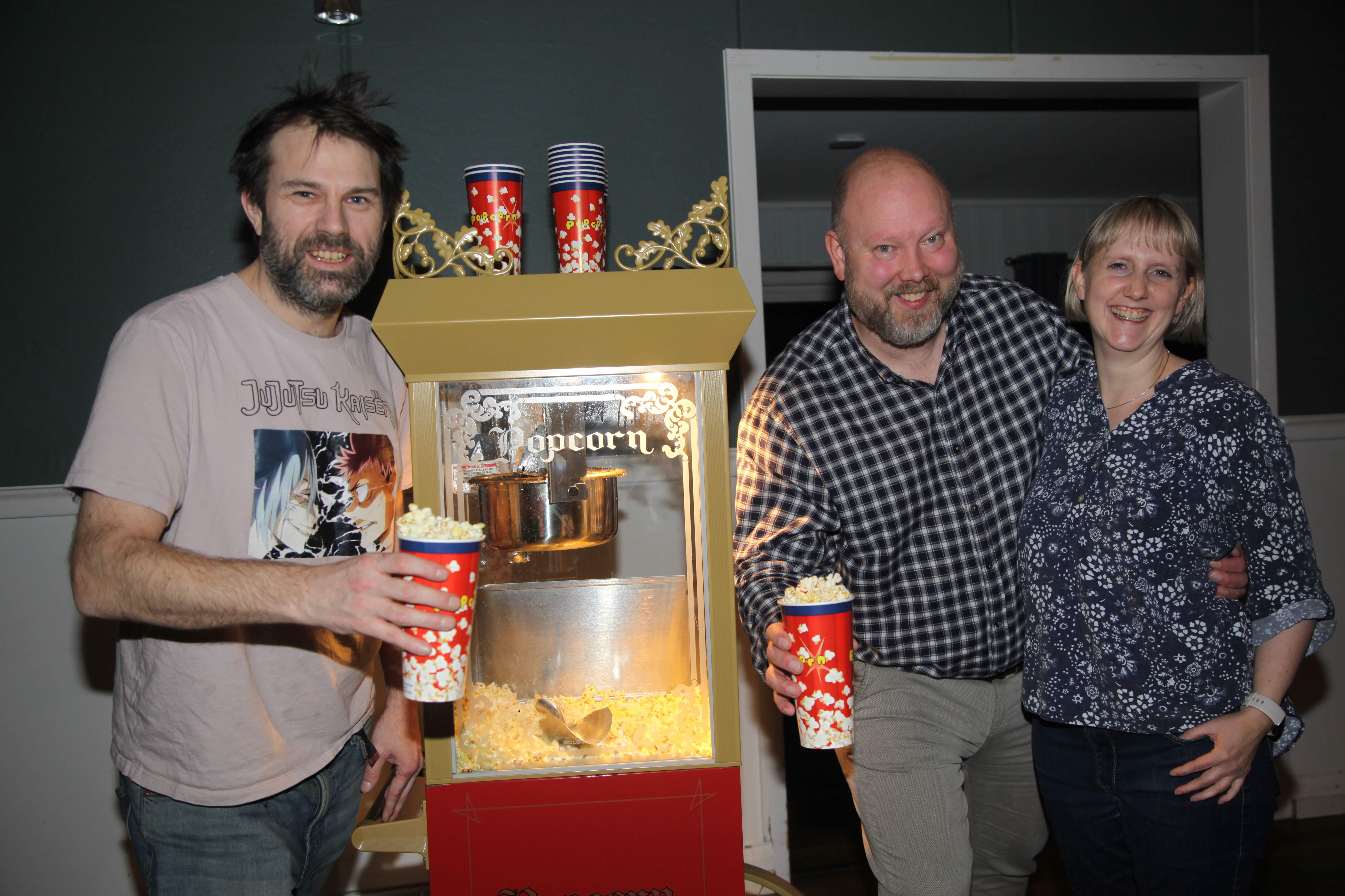 BLIDE KINOANSATTE: Popcornsjef Atle Foss Kolberg (f. v.), kinosjef og styreleder i Furuset vel, Ingolf Skjøberg og assisterende kinosjef Tove Skjøberg kunne vise til dundrende suksess på første kinofremvisning da «Alene Hjemme 2» rullet over skjermen. At det ble skrevet negativ publikumsoppmøtehistorikk på Die Hard tok de med et stort smil. Fra januar av regner de med at det blir godt oppmøte på voksenfilmene også.