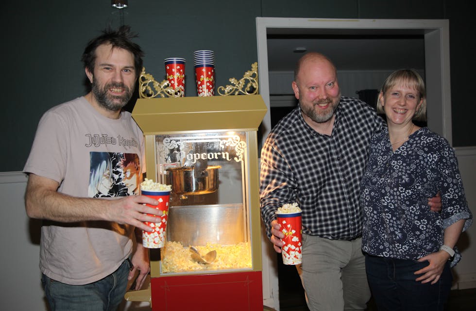 BLIDE KINOANSATTE: Popcornsjef Atle Foss Kolberg (f. v.), kinosjef og styreleder i Furuset vel, Ingolf Skjøberg og assisterende kinosjef Tove Skjøberg kunne vise til dundrende suksess på første kinofremvisning da «Alene Hjemme 2» rullet over skjermen. At det ble skrevet negativ publikumsoppmøtehistorikk på Die Hard tok de med et stort smil. Fra januar av regner de med at det blir godt oppmøte på voksenfilmene også.