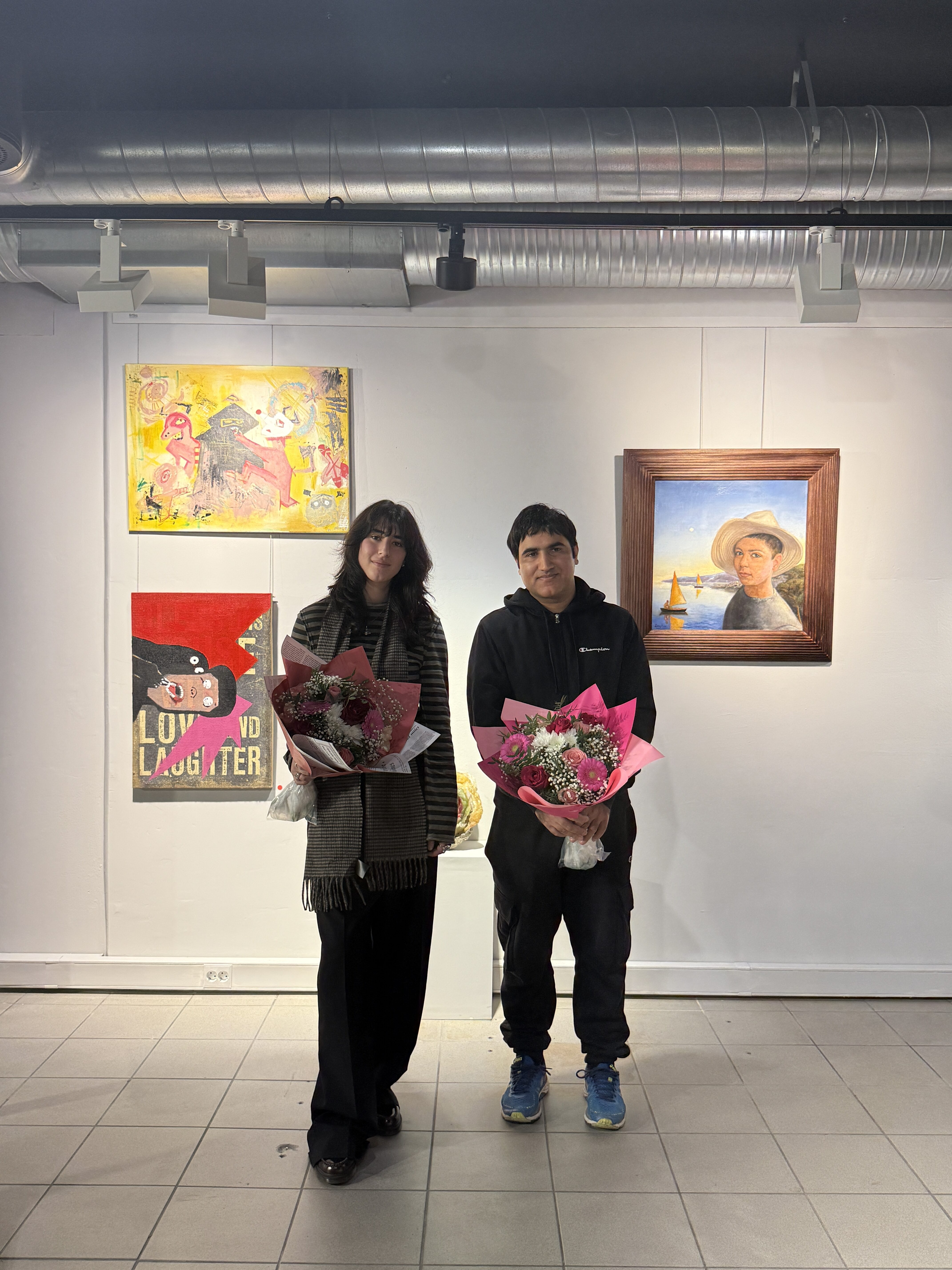 Diana Ahmedi og Zeeshan Ali foran sine utstilte verk på Østutstillingen. Verkene bidro til god dialog blant de fremmøtte.