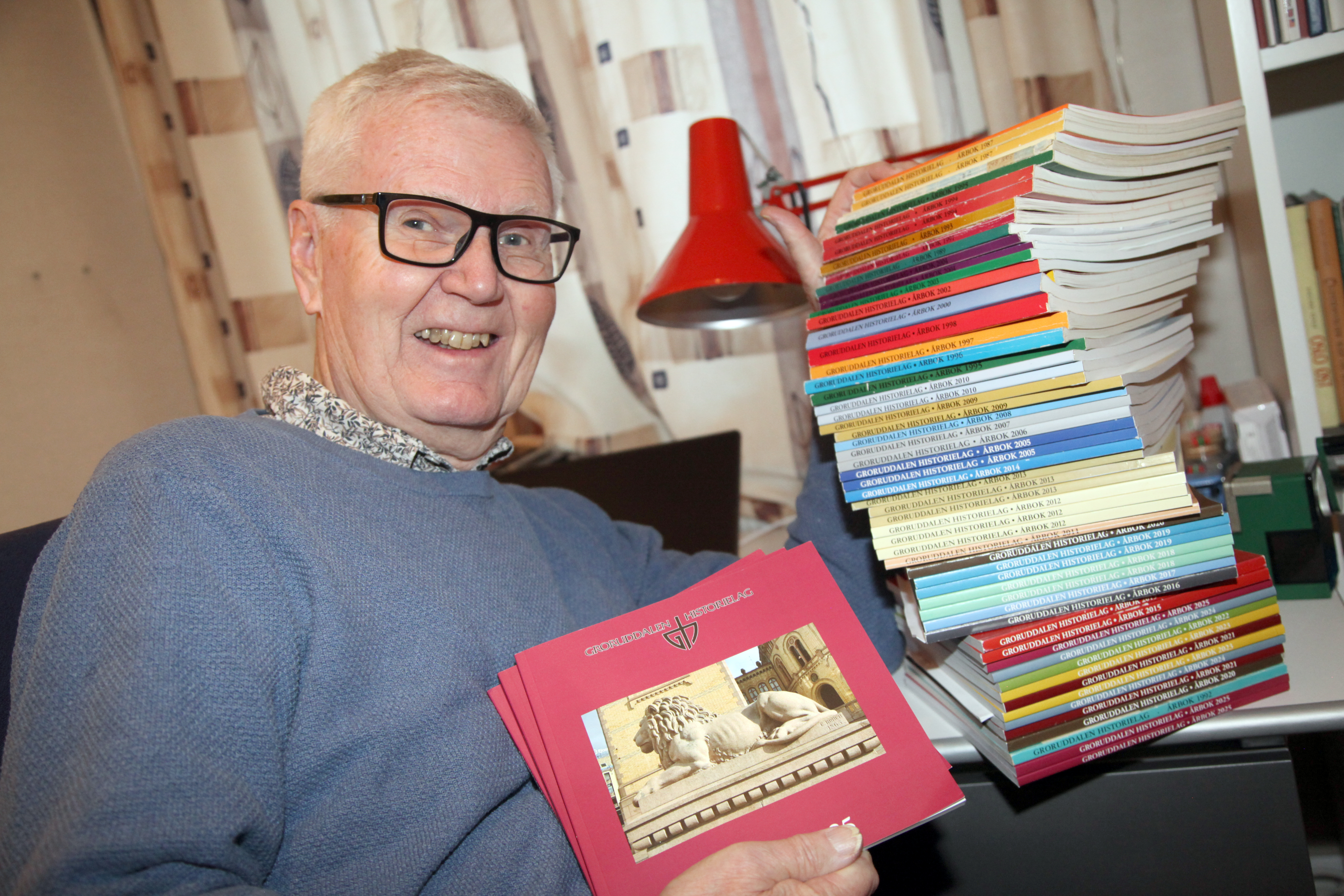 SOLID BOKHØYDE: Siden 1985 har Jan Arne Tangerud vært involvert i utgivelsen av Groruddalen Historielags årbok – siden 1987 som fast medlem av redaksjonskomiteen. Den tidligere lederen og æresmedlemmet i historielaget har også skrevet utallige artikler.