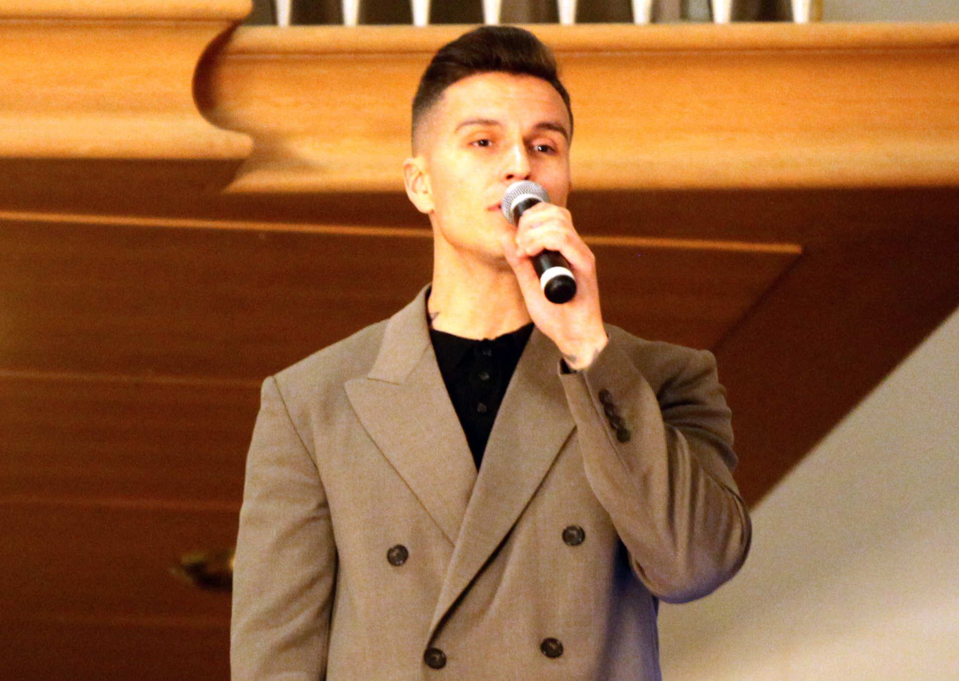 OVERRASKENDE DEBUT: Atle Pettersen dukket opp «fra intet» og sang fra galleriet i Grorud kirke – for øvrig første gang han har sunget i dalens katedral.