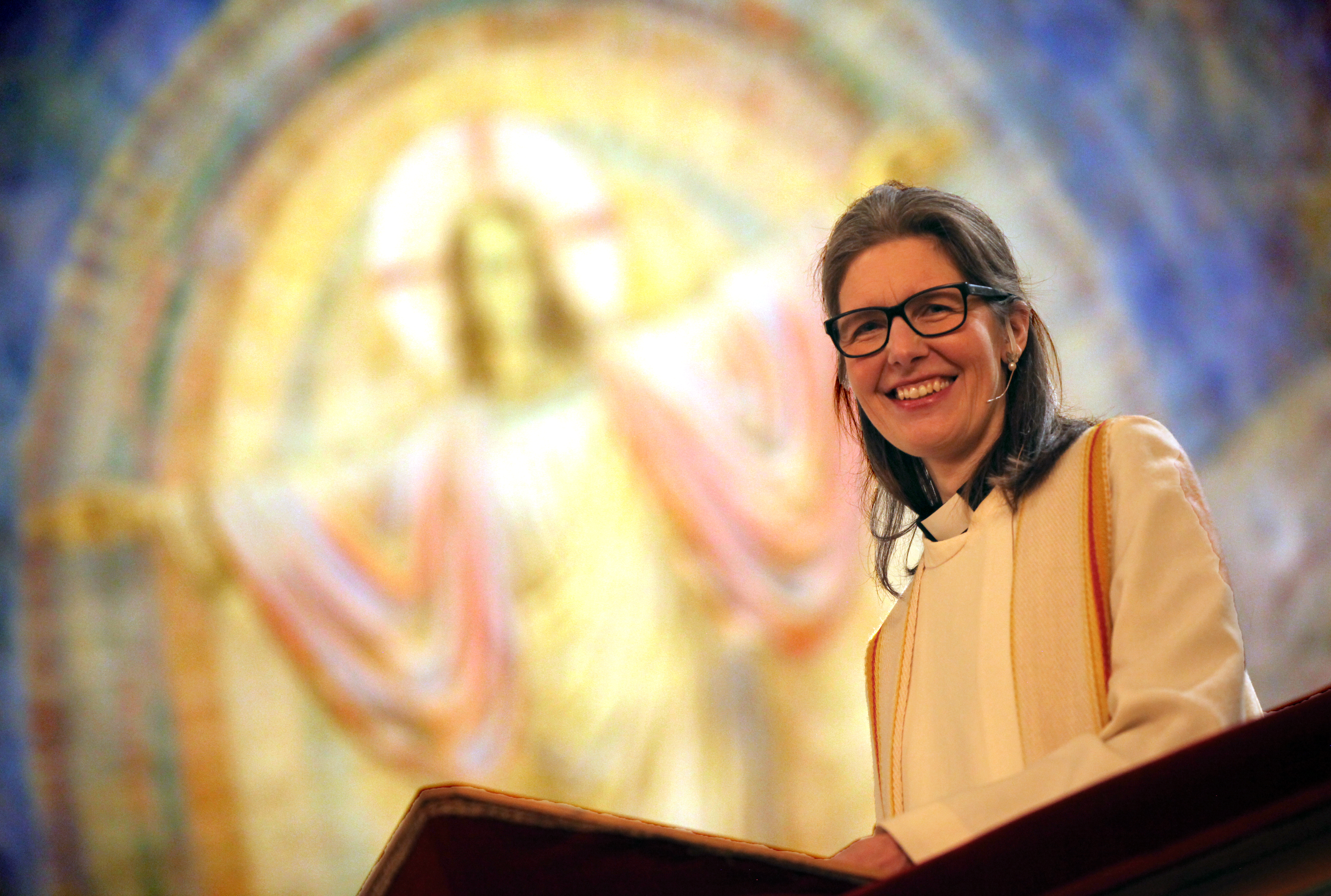 GODE BUDSKAP: Prest Tone Marie Falch finner alltid fram de beste ordene og påminnelsene til enhver anledning – ikke minst på julaften.