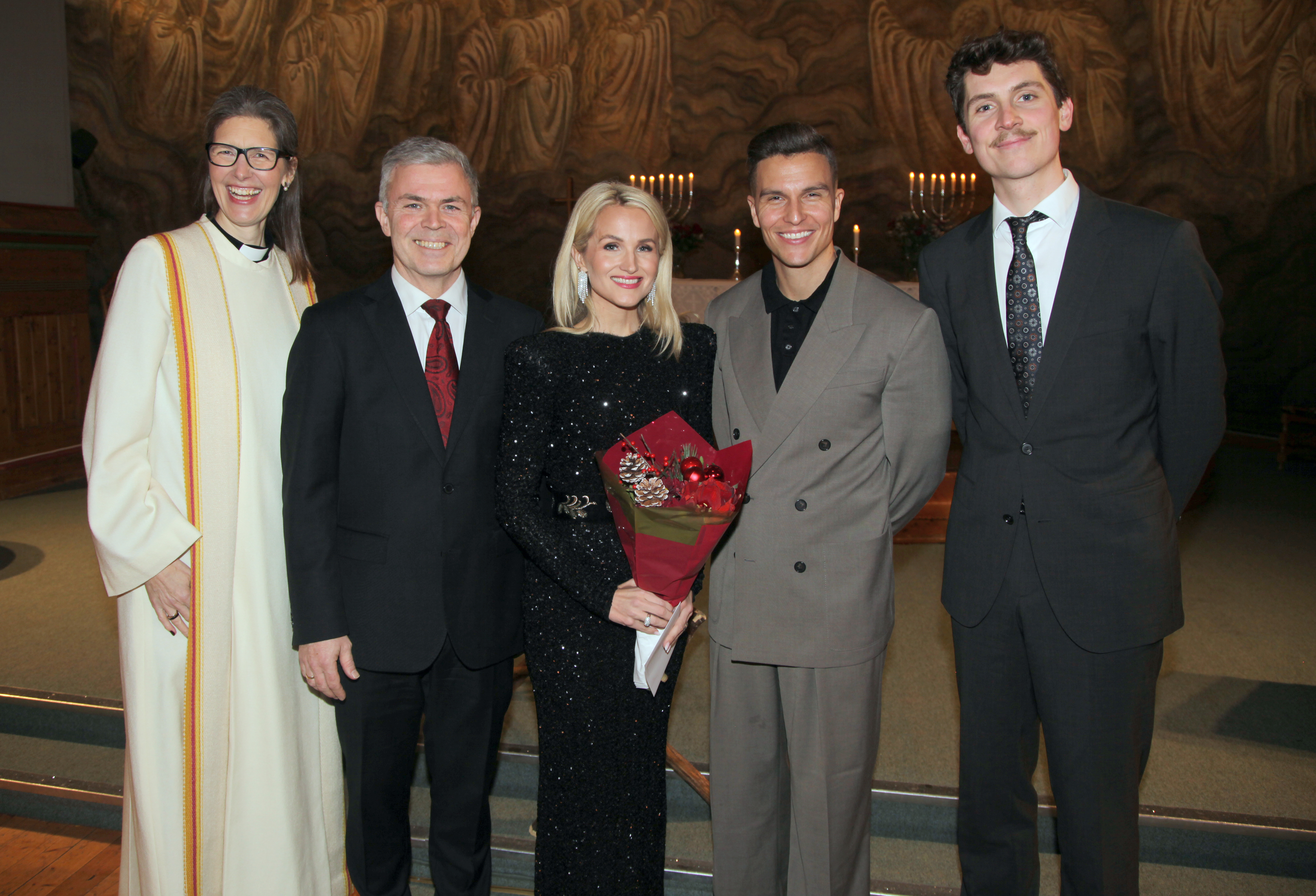 FORNØYD GJENG: Prest Tone Marie Falch, kantor Roar Berg, Charlotte Brænna, Atle Pettersen og trompetist Ola Lømo Ellingsen sørget for mange høydepunkter i Grorud kirke på julaften.