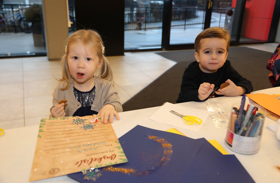 SMÅ HENDER, STORE PLANER: Miraf (til høyre) og søsteren i dyp konsentrasjon – med lim, glitter, fargestifter og en liten kjeks som ekstra drivstoff. (Foto: Tom Evensen)