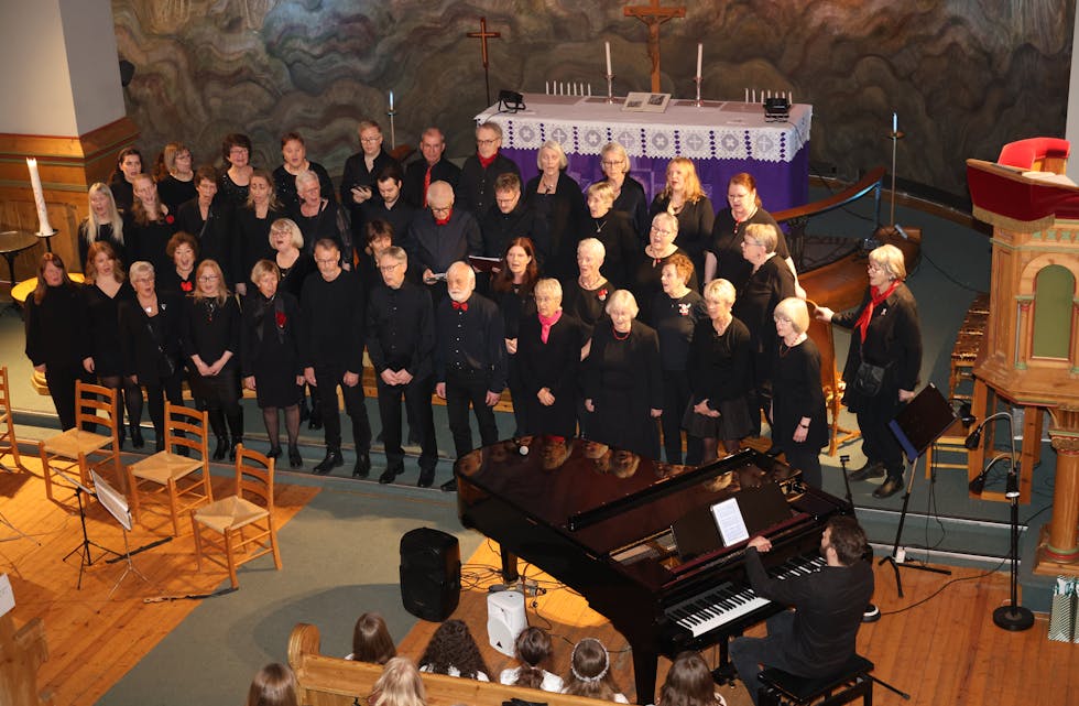 GOD HJELP: Flygelmusikk hjalp til med å sikre at julemusikken skapte den gleden den skulle.